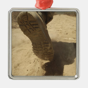 Ornement En Métal Un soldat des USA marche le long d'un chemin de