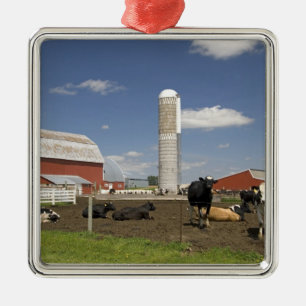 Ornement En Métal Vaches devant une grange rouge et un silo dans une