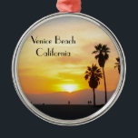 Ornement En Métal Venice Beach California Sunset Souvenir<br><div class="desc">Cette image photographique montre de grands palmiers en silhouette debout contre un magnifique coucher de soleil jaune, doré, orange et rouge sur l'océan Pacifique à Venice Beach, Californie. Ajoutez du texte en option ou vos dates de vacances pour un souvenir unique. Autre design exclusif original par Sonja Quidama Image Code...</div>