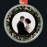 Ornement En Métal Vert doré Noir | Photo mariée et joyeuse<br><div class="desc">Ce magnifique ornement de gardiens de vacances pour jeunes mariés présente une luxuriante et festive couronne de feuilles d'or, de verdure de Noël et de baies rouges saintes sur un arrière - plan noir moderne. Votre photo de mariage personnel va au centre avec les mots "Marié et Joyeux", et il...</div>