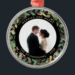 Ornement En Métal Vert doré Noir | Photo mariée et joyeuse<br><div class="desc">Ce magnifique ornement de gardiens de vacances pour jeunes mariés présente une luxuriante et festive couronne de feuilles d'or, de verdure de Noël et de baies rouges saintes sur un arrière - plan noir moderne. Votre photo de mariage personnel va au centre avec les mots "Marié et Joyeux", et il...</div>
