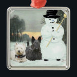 Ornement En Métal Westie & Scottie Construire un Snowman<br><div class="desc">Oui,  ils l'ont construit eux-mêmes ! ! Ce Westie et Scottie passent une bonne journée d'hiver ensemble ! Avez-vous un Westie et Scottie,  nous le faisons ! Ces designs sont créés à partir de mon oeuvre originale et disponibles sur les vêtements,  la nouveauté et les cadeaux! Profite ! !</div>