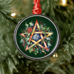 Ornement En Métal Yule Tree Winter Solstice Verdure Wicca Pentacle<br><div class="desc">Éclairez votre arbre de yule avec ce Yule Tree Winter Solstice Greenery Wicca Pentacle Ornament design. La couleur arrière - plan sur ce ornement est facilement édité dans l'éditeur Zazzle! Prenez un joyeux et béni solstice d'hiver!</div>