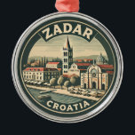 Ornement En Métal Zadar Croatie Illustration Insigne d'art de voyage<br><div class="desc">Zadar design de déplacement vectoriel rétro. Zadar,  ville située sur la côte dalmate de Croatie,  est connue pour les ruines romaines et vénitiennes de sa vieille ville péninsulaire.</div>