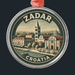 Ornement En Métal Zadar Croatie Illustration Insigne d'art de voyage<br><div class="desc">Zadar design de déplacement vectoriel rétro. Zadar,  ville située sur la côte dalmate de Croatie,  est connue pour les ruines romaines et vénitiennes de sa vieille ville péninsulaire.</div>
