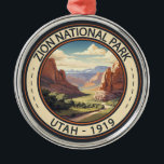 Ornement En Métal Zion National Park Illustration Art de voyage<br><div class="desc">Design d'illustration vectorielle de Sion. Le parc est une réserve naturelle du sud-ouest de l'Utah qui se distingue par les falaises rouges abruptes de Zion Canyon.</div>