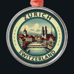 Ornement En Métal Zurich Suisse Illustration Insigne d'art de voyage<br><div class="desc">Design de voyage vectoriel rétro de Zurich. Les ruelles pittoresques du centre d'Altstadt (vieille ville),  de part et d'autre de la rivière Limmat,  reflètent son histoire d'avant-Moyen-Age.</div>