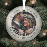 Ornement En Verre Any Text 1 Photo Silver 25e anniversaire du Mariag<br><div class="desc">Célébrez un joyeux 25e anniversaire de mariage avec une photo personnalisée "Marié 25 Ans" en verre rond faux brossé ornement de Noël argent brossé. L'image et tout le texte sur ce modèle sont simples à personnaliser et peuvent être différents ou les mêmes sur l'avant et le dos. (AVIS DE CONCEPTION...</div>