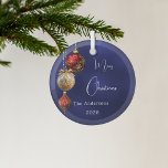 Ornement En Verre Baubes d'or rouge bleu Noël<br><div class="desc">Un arrière - plan bleu marine aux couleurs inégales. Décoré de billes rouges et or. Personnalisez et ajoutez votre nom,  année. Texte : Joyeux Noël</div>