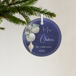 Ornement En Verre Baubles blancs en or bleu Noël<br><div class="desc">Un arrière - plan bleu inégal. Décoré de baubles blancs et dorés,  un peu de verdure et un cône de pin. Personnalisez et ajoutez votre nom,  année. Texte : Joyeux Noël</div>