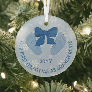 Ornement En Verre Bébé aux pieds au ruban bleu Premier Noël des gran