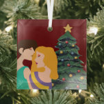 Ornement En Verre Belle Lesbienne Couple Art Arbre de Noël Rouge<br><div class="desc">Belle décoration de Noël lesbienne avec un couple gay romantique. Deux femmes se tiennent dans une étreinte amoureuse devant un arbre de Noël festif sur un joli cadeau de décoration pour vos amis LGBT</div>