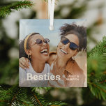 Ornement En Verre Besoins amusants Photo et nom/s Keepsaké Cadeau<br><div class="desc">Design est composé d'une amusante typographie rétro blanche et de votre photo préférée de votre et votre bestie! Faites un merveilleux cadeau de noël pour votre meilleur ami cette saison de fêtes.</div>
