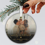 Ornement En Verre Black Gold Script Family Photo Joyeux Noël<br><div class="desc">Élégant noir et or Lettré "Joyeux Noël" Script de la famille de photos ornement. Comprend votre photo de famille préférée, texte calligraphie "Joyeux Noël" en écriture manuscrite, petit motif cardiaque, nom de famille et année en couleur or sur la couverture photo dégradé noir. Facile à personnaliser. Conseil photo : recadrez...</div>
