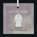 Ornement En Verre Cérémonie de remise des manteaux blancs Médecin<br><div class="desc">Élégant médecin Cérémonie de blouse blanche Monogramme pour célébrer et honorer un médecin ou un médecin en formation. Un souvenir élégant pour honorer un rite de passage où le serment d'Hippocrate est récité à la profession médicale. Dispose d'un manteau de médecin, nom, date et domaine de travail médical. Faux frontière...</div>