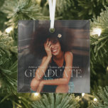 Ornement En Verre Classe De | Noël photo de l'étudiant<br><div class="desc">Tendance, typographie moderne superposition de "Graduate". Design présente également le nom du diplômé avec l'année de classe et votre propre photo. Un modèle photo minimum de vos photos personnelles préférées pour un cadeau que n'importe qui aimerait. Parfait pour toute occasion spéciale, anniversaire, fête ou Noël. Donnez-leur un cadeau qu'ils aimeront...</div>