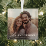 Ornement En Verre Couple moderne minimaliste photo nouvelle Noël<br><div class="desc">Célébrez votre premier Noël avec cet Ornement en verre photo minimaliste moderne Couple! Avec votre photo personnalisée,  c'est une façon élégante et élégante de chérir des souvenirs,  ajoutant une touche personnelle à votre décor de vacances.</div>