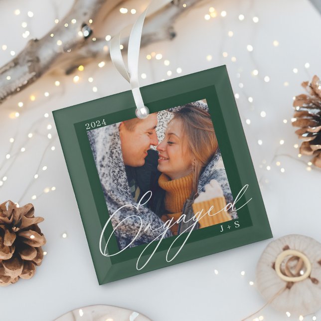 Ornement En Verre Couples de script moderne avec photo et monogramme (Engaged Modern Script Couples Photo & Monogram Glass Ornament)