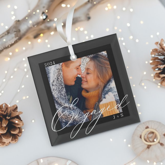Ornement En Verre Couples de script moderne avec photo et monogramme (Engaged Modern Script Couples Photo & Monogram Glass Ornament)