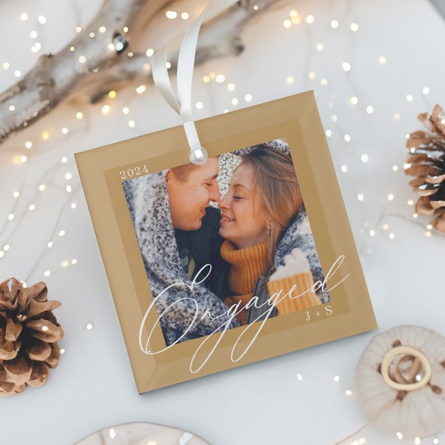 Ornement En Verre Couples de script moderne avec photo et monogramme (Engaged Modern Script Couples Photo & Monogram Glass Ornament)