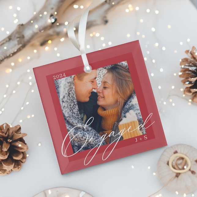 Ornement En Verre Couples de script moderne avec photo et monogramme (Engaged Modern Script Couples Photo & Monogram Glass Ornament)