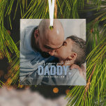 Ornement En Verre Cute Custom Photo Keepsaké DADDY Cadeau Noël<br><div class="desc">Photo personnalisée moderne ornement de Noël avec le texte "Il n'y a personne qui ressemble à DADDY" avec une combinaison de script et sans typographie et un petit coeur mignon. Personnalisez avec le nom de qui il vient. Ce ornement fonctionnerait pour (grand-mère, mère, père, soeur, etc). Un cadeau de conservation...</div>