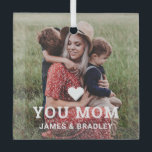 Ornement En Verre Cute Heart Love You Maman Fête des Mères Photo<br><div class="desc">Cute Heart Love You Mom Mother's Mother's Day Photo Ornaments présente votre photo préférée avec le texte "(love heart) you Mom" en script blanc moderne avec vos noms ci-dessous. Personnalisez en modifiant le texte dans la zone de texte fournie et en ajoutant votre propre image. Fait le cadeau personnalisé parfait...</div>