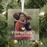 Ornement En Verre Cute Heart Love You Mummy Mother's Day Photo<br><div class="desc">Cute Heart Love You Mummy Mother's Mother's Day Photo Ornaments présente votre photo préférée avec le texte "(love heart) you Mummy" dans un script blanc moderne avec vos noms ci-dessous. Personnalisez en modifiant le texte dans la zone de texte fournie et en ajoutant votre propre image. Fait le cadeau personnalisé...</div>