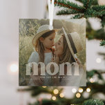 Ornement En Verre Cute Mom superposition typographie photo<br><div class="desc">Mignonne Maman Ornement en verre de Noël. Conception avec une photo de votre choix avec le texte 'MOM' en lettrage transparent tendance en bas avec une ligne supplémentaire pour ajouter du texte, que ce soit un message personnel, c'est-à-dire que nous vous aimons, la fête de la mère heureuse, joyeux noël...</div>