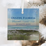 Ornement En Verre Destin Florida Custom Beach Vacances Noël<br><div class="desc">Ce magnifique décor de Noël de plage de Destin en Floride présente le somptueux coucher de soleil rose et orange qui touche doucement les vagues de l'océan au-dessus du sable et de l'herbe de mer. Magnifique souvenir de souvenirs balnéaire avec date de voyage personnalisée et nom de famille pour votre...</div>