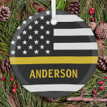 Ornement En Verre Dispatcher 911 personnalisé Thin Gold Line USAFlag<br><div class="desc">Mince ornement Gold Line pour les régulateurs 911 et les régulateurs de police. Personnalisez cet ornement du répartiteur avec le nom et l'année. Ce cadeau personnalisé de répartiteur est parfait pour l'appréciation du répartiteur de police, le répartiteur 911 vous remercie des cadeaux, et les cadeaux de retraite du répartiteur ou...</div>