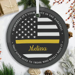 Ornement En Verre Dispatcher Thin Gold Line Personnalisé Drapeau 911<br><div class="desc">La Colle D'Or Qui La Contient. Ornement de ligne mince pour régulateurs 911 et régulateurs de police. Personnalisez cet ornement du répartiteur avec le nom et l'année. Ce cadeau personnalisé de répartiteur est parfait pour l'appréciation du répartiteur de police, le répartiteur 911 vous remercie des cadeaux, et les cadeaux de...</div>