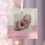 Ornement En Verre Élégant bébé nouveau-né fille photo Keepsaké rose<br><div class="desc">Une photo classique faire-part de naissance ornement de Noël dans un joli rose avec une belle typographie cursive au-dessus de votre douce photo de nouveau-né. Customisez ce cadeau avec votre photo préférée de votre nouveau-né à donner aux nouveaux grands-parents ou parents. Ajoutez la date de naissance en écriture blanche pour...</div>