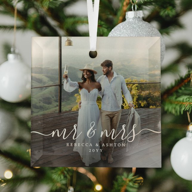 Ornement En Verre Elegant Script & Custom Newlyweds Photo Christmas (Créateur téléchargé)