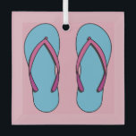 Ornement En Verre Flip Flops de plage<br><div class="desc">Illustration d'une paire de tongs de plage rose et bleu. C'est l'été ! Faisons une pause et amusons-nous sous le soleil. N'êtes-vous pas excité de préparer toutes vos affaires pour les vacances ? N'oubliez pas vos tongs.</div>