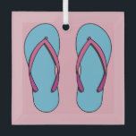Ornement En Verre Flip Flops de plage<br><div class="desc">Illustration d'une paire de tongs de plage rose et bleu. C'est l'été ! Faisons une pause et amusons-nous sous le soleil. N'êtes-vous pas excité de préparer toutes vos affaires pour les vacances ? N'oubliez pas vos tongs.</div>