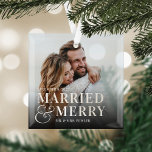 Ornement En Verre Gras marié & Joyeux Mariage photo Newlysée<br><div class="desc">Affichez une photo mariage préférée avec ce design de Noël audacieux et moderne,  avec "marié & joyeux" recouvert de lettres blanches,  accompagné d'une énorme esperluette. Personnalisez avec votre date et vos noms mariages.</div>