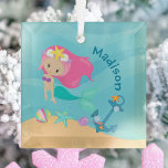 Ornement En Verre Jolie Mermaid Girl Beach Noël personnalisé<br><div class="desc">Un joli cadeau de Noël aux sirènes sur mesure qui présente une adorable fille aux cheveux roses avec une queue turquoise cool nageant à côté de superbes coquillages dans l'océan. Cool présent pour une fille de plage qui aime nager.</div>