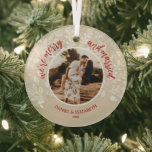 Ornement En Verre Joyeux et marié photo ivoire<br><div class="desc">L'ornement de Noël en verre rond présente votre photo préférée entourée de feuilles blancs, de baies et de points sur un arrière - plan en ivoire. Les mots "nous sommes joyeux et mariés" en haut, vos noms et l'année en bas. CONSEIL : Téléchargez une photo haute résolution qui vous met...</div>