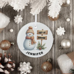 Ornement En Verre Laisser neiger douillet hiver Snowman Nom personna<br><div class="desc">Découvrez la magie de l'hiver grâce à notre magnifique ornement de Noël Snowman ! Doté d'un adorable bonhomme de neige habillé d'un casquette et d'une écharpe douillets, ce charmant morceau vous apportera un sourire au visage. A côté de lui se dresse une enseigne de charme qui dit "Let it Snow",...</div>