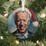 Ornement En Verre Le président Joe Biden et Santa Hat<br><div class="desc">Ce dessin présente une caricature de Joe Biden portant un chapeau de Père Noël sur un arrière - plan bleu.</div>