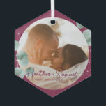 Ornement En Verre Mariage de Noël Keepsaké élégant Script Bourgogne<br><div class="desc">Créez votre propre vin marsala rouge bordeaux mariage avec cet élégant ornement de verdure Joyeux et Marié Photo Verre de vacances. Ce design vert moderne et chic à la sauge présente des illustrations d'aquarelle aux branches d'eucalyptus. Ajoutez deux photos personnalisées à l'avant et à l'arrière, des noms nouvellement mariés et...</div>