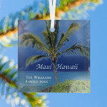 Ornement En Verre Maui Hawaii Belle maison de plage personnalisée Ke<br><div class="desc">Belle blues audacieuse derrière un palmier vert sur la photographie des îles tropicales pour ceux qui aiment Maui,  Hawaii. Personnalisez ce joli ornement de Noël de maison de plage avec votre nom de famille et votre année.</div>