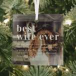 Ornement En Verre Meilleure femme jamais | Devis et cadeau photo<br><div class="desc">Cette décoration simple et douce dit "Meilleure Femme Jamais" dans des styles modernes et tendance avec une citation et un spot pour les noms. Un modèle photo minimum de votre photo personnelle préférée pour un cadeau que n'importe qui aimerait. Parfait pour la fête des mères, son anniversaire ou Noël. Offrez-lui...</div>