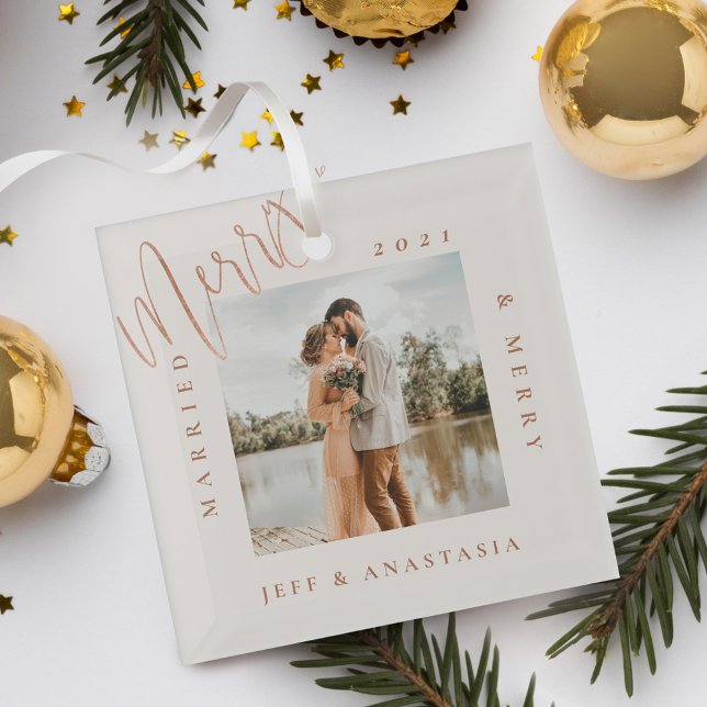 Ornement En Verre Miniature moderne mariée & Joyeux script d'or phot (Minimal Modern Married & Merry Gold Script Photo Glass Ornament)