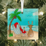 Ornement En Verre Noël des Snowbirds, Père Noël et Reindeer sur la p<br><div class="desc">Je vous souhaite un joyeux Noël de la plage ! Amusant ornement de vacances d'oiseau de neige avec le Père Noël dessiné à la main et des rennes assis sur la plage en buvant une Pina colada.</div>