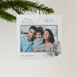 Ornement En Verre Noël famille photo cone pin<br><div class="desc">Personnalisez et ajoutez votre propre photo de famille. Un cadre vert décoré d'un cône et d'une végétation en pin. Ajoutez votre nom de famille et votre année.</div>