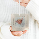Ornement En Verre Nom du bébé minimal et statistiques de naissance<br><div class="desc">Simple et minimaliste photo de bébé et de naissance Statistiques garder l'ornement photo. Le design est simple et minimaliste, avec un design photo carré pour afficher votre photo bébé spéciale. Le nom, la date, l'heure et les statistiques de naissance du bébé sont affichés dans un design moderne simple autour de...</div>