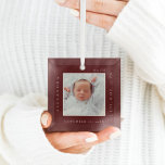 Ornement En Verre Nom du bébé minimal et statistiques de naissance P<br><div class="desc">Simple et minimaliste photo de bébé et de naissance Statistiques garder l'ornement photo. Le design est simple et minimaliste, avec un design photo carré pour afficher votre photo bébé spéciale. Le nom, la date, l'heure et les statistiques de naissance du bébé sont affichés dans un design moderne simple autour de...</div>