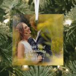 Ornement En Verre Notre première photo de couple de Noël engagée<br><div class="desc">Un décor élégant et chic en verre avec un script vintage unique. L'année et les noms sont personnalisables. Ce nouvel ornement a une photo de couple qui peut être changée avec votre propre photo. Attrapez cet ornement et faites en sorte que cette occasion soit capturée pour toujours.</div>